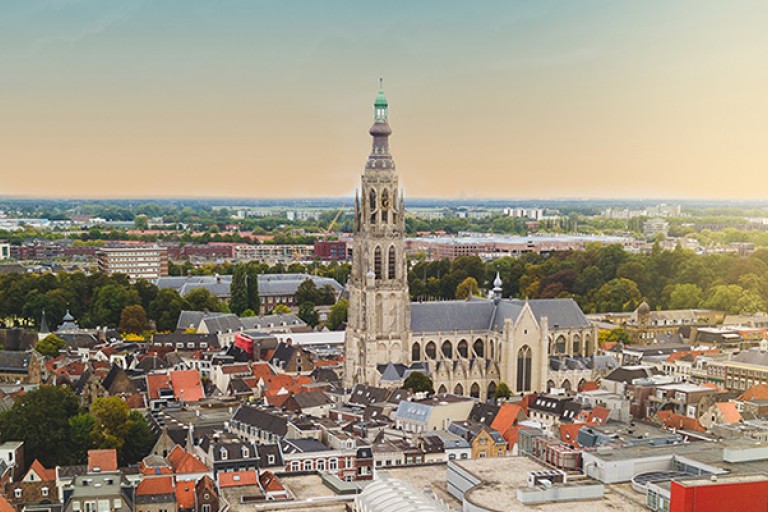 Zicht op de kerktoren van Breda vanuit de lucht