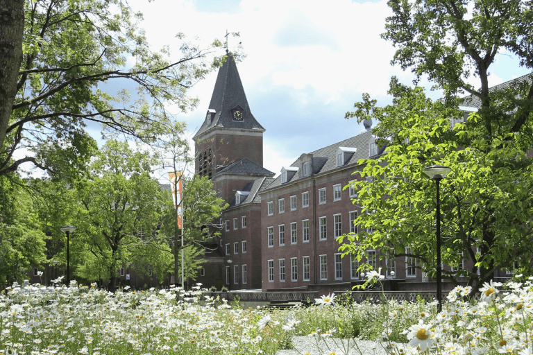 Bloemen bloeien op de BUas campus