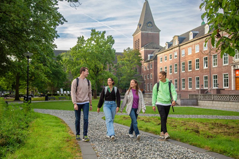 Vier studenten lopen over de BUas campus 