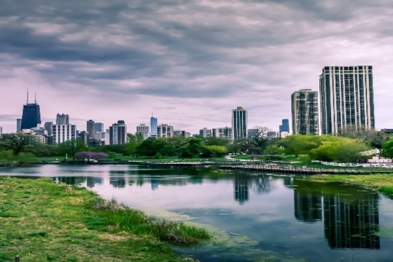 Een grote stad met wolkenkrabbers