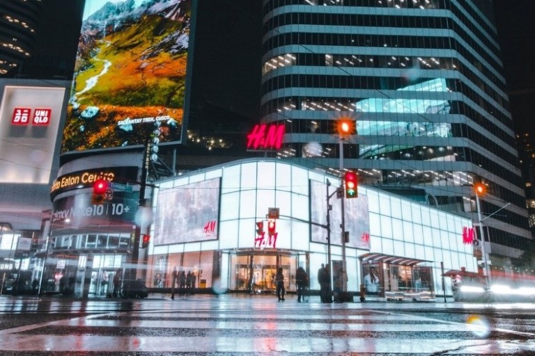 Een gebouw met reclamezuilen in de avond