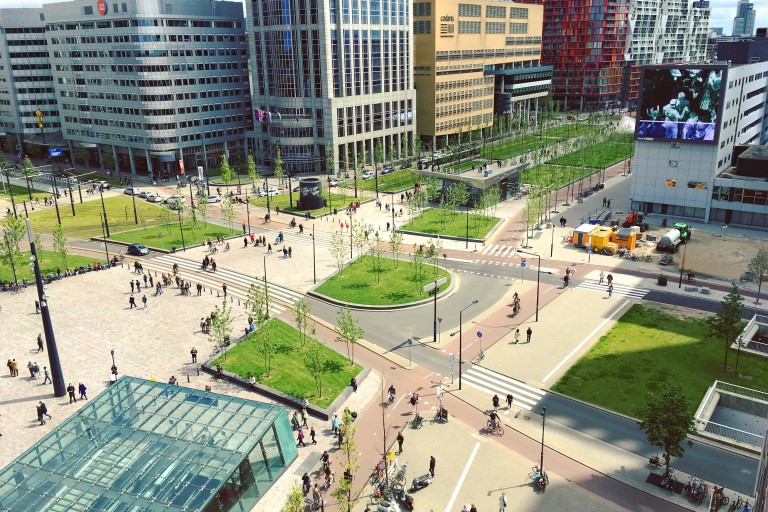 Mensen fietsen en lopen in een grote stad 