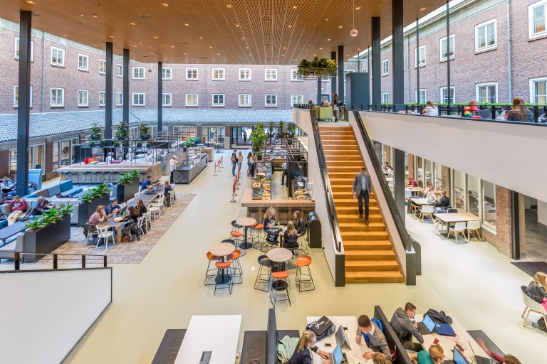 Studenten werken in het atrium op de BUas campus
