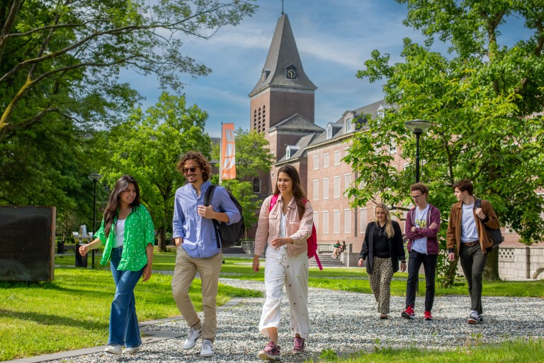 Studenten lopen over de BUas campus