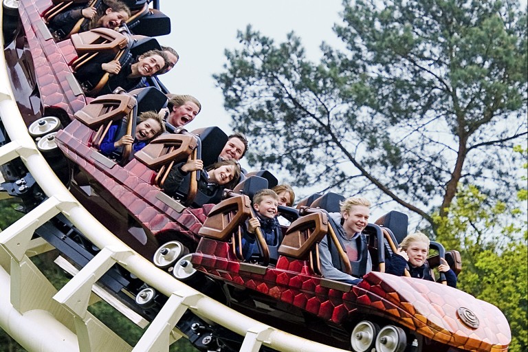 Mensen in een achtbaan. Een attractiepark is typisch waar je ervaring opdet tijdens de hbo-opleiding Leisure & Events Management.