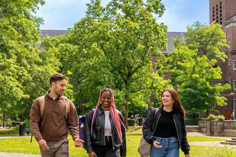 Studenten lopen over de BUas campus