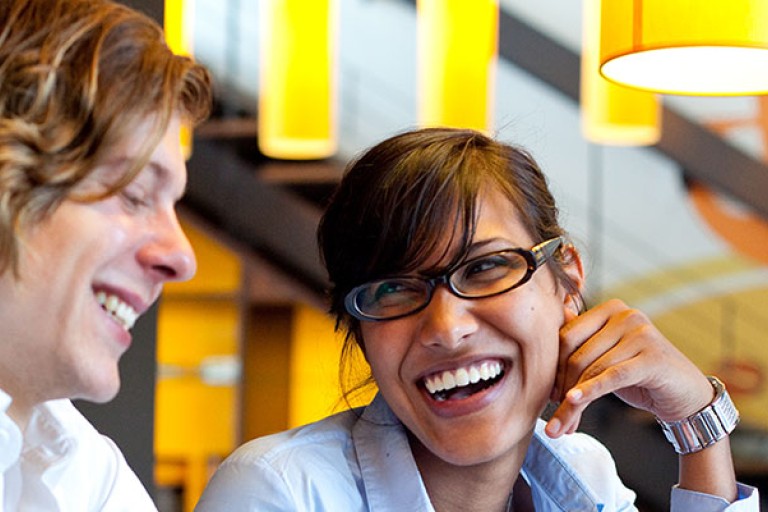 Twee lachende studenten