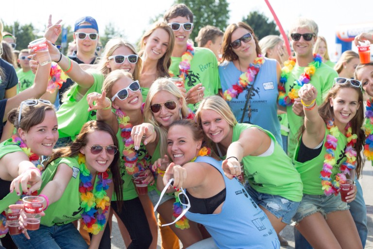 Studenten aan het feestvieren tijdens de introductieweek