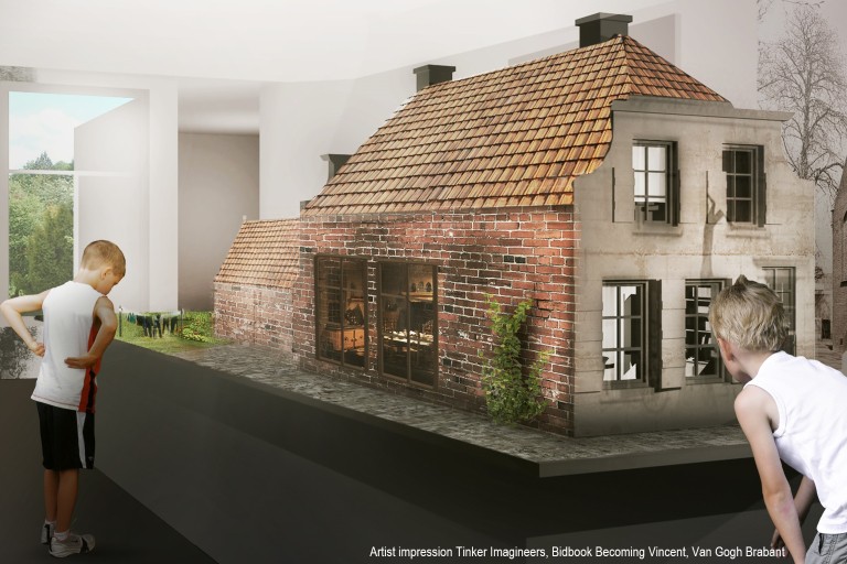 Kinderen in een museum bekijken de maquette van een oud huis