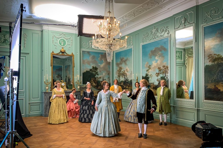 Mensen in oude kostuums in het Markiezenhof