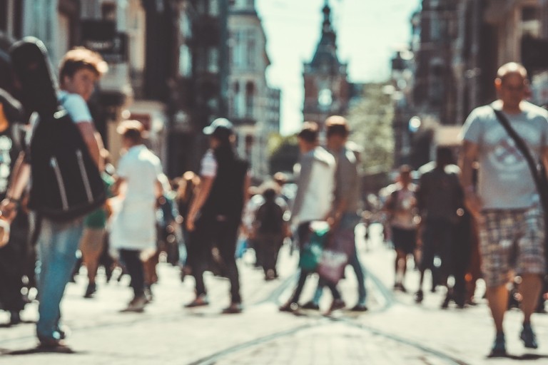 Veel mensen in een drukke stad