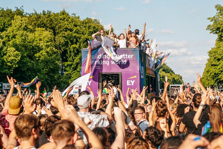 Feestende mensen op een wagen tijdens Pride