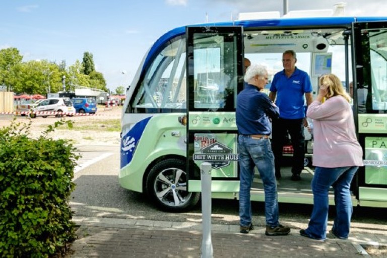 Een zelfrijdende bus met passagiers