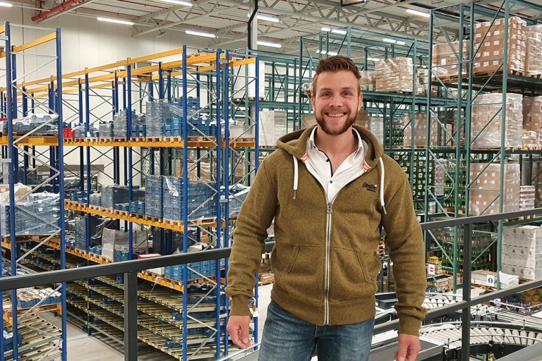 Portretfoto van Koen Urselman in een magazijn