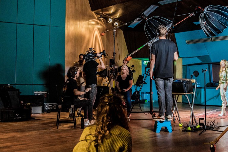 Een video wordt opgenomen op een filmset