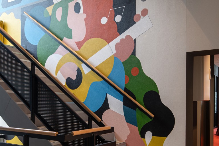 Trappenhuis met een muurschildering op de BUas campus