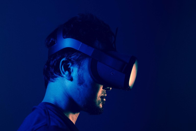 Iemand kijkt door een VR-bril