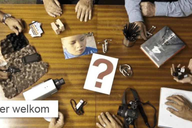 Een tafel waaraan mensen overleggen