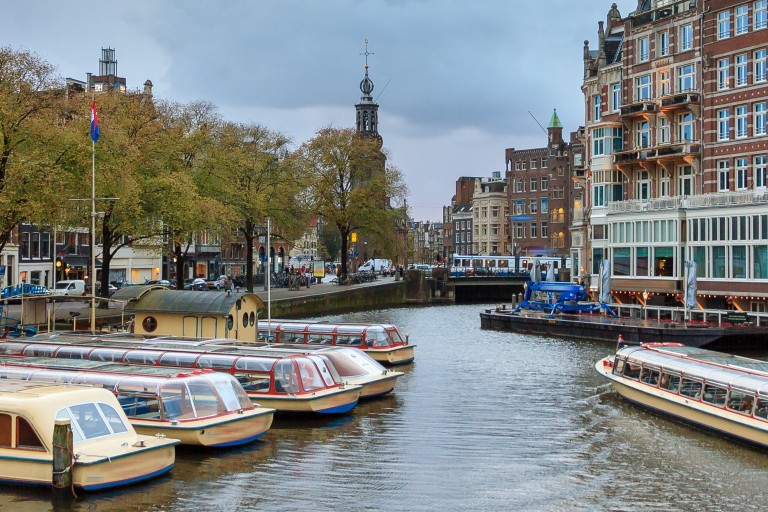 Rondvaartboten in een stad