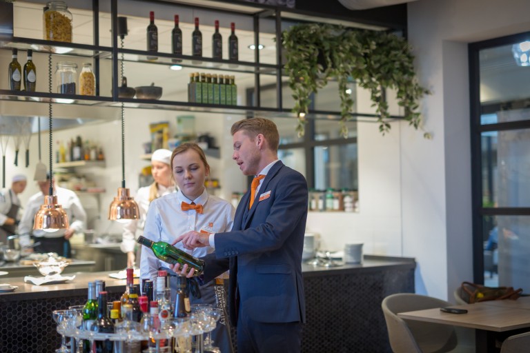 Studenten werken in een restaurant 