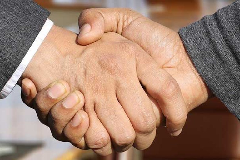 Twee mensen schudden elkaar de hand