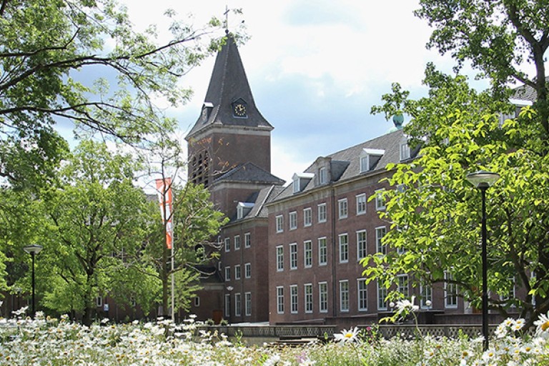 De BUas campus met bloemen in bloei