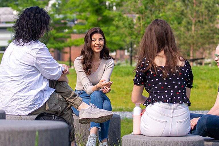 Vier studenten praten op de BUas campus