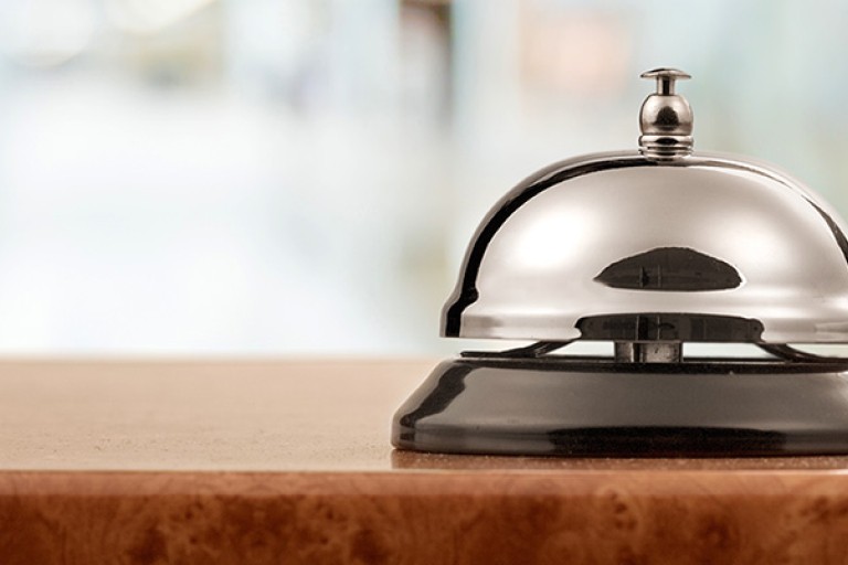Bel bij de receptie van een hotel