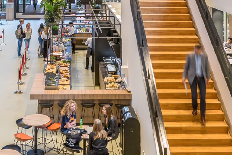 Studenten praten in het atrium op de BUas campus
