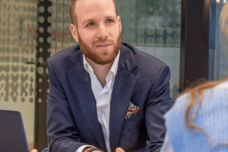 Twee mannen en een vrouw hebben een vergadering