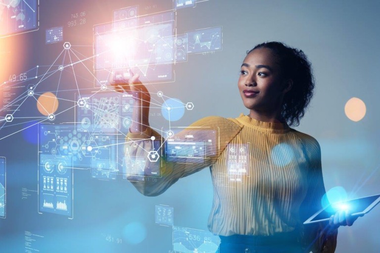 Een vrouw klikt iets aan op een onzichtbaar beeldscherm