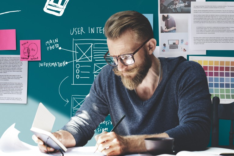 Iemand aan het werk op een laptop