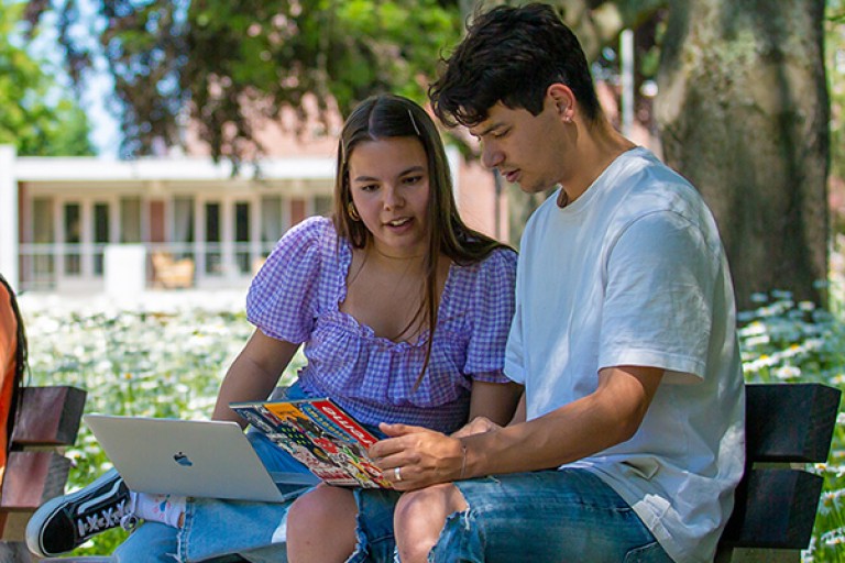 Vier studenten werken op laptops op de BUas campus