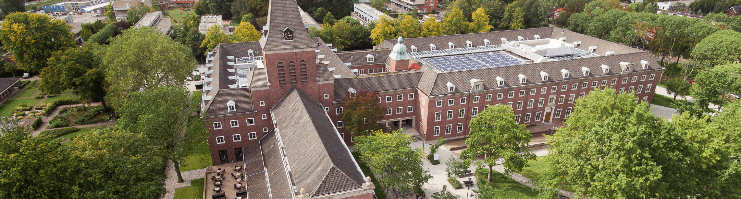 Een luchtfoto van de BUas campus