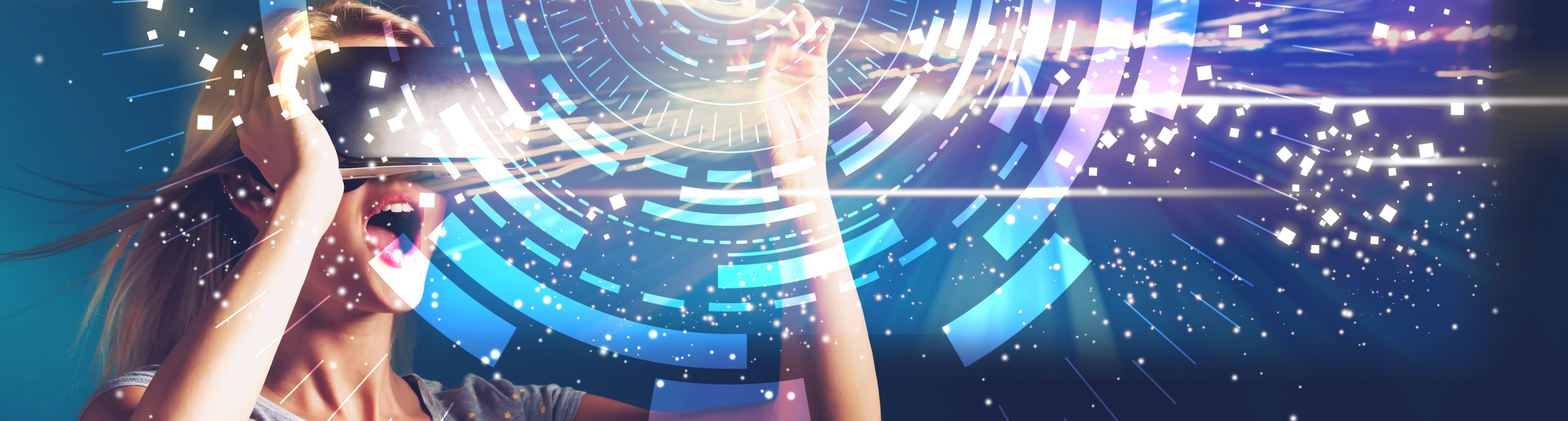 Een vrouw kijkt vol verwondering door een VR-bril