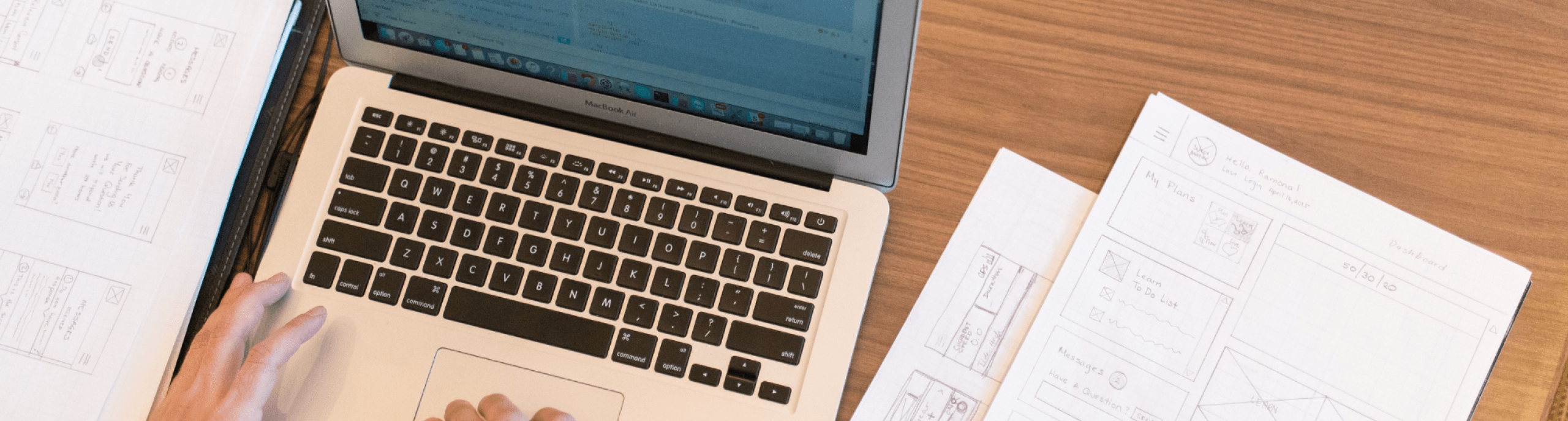 Een persoon werkt op een laptop aan een tafel