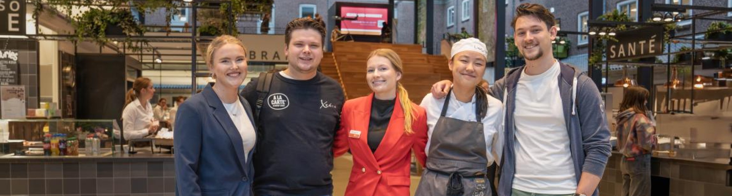 Groepsfoto van vijf Hotel Management BUas studenten