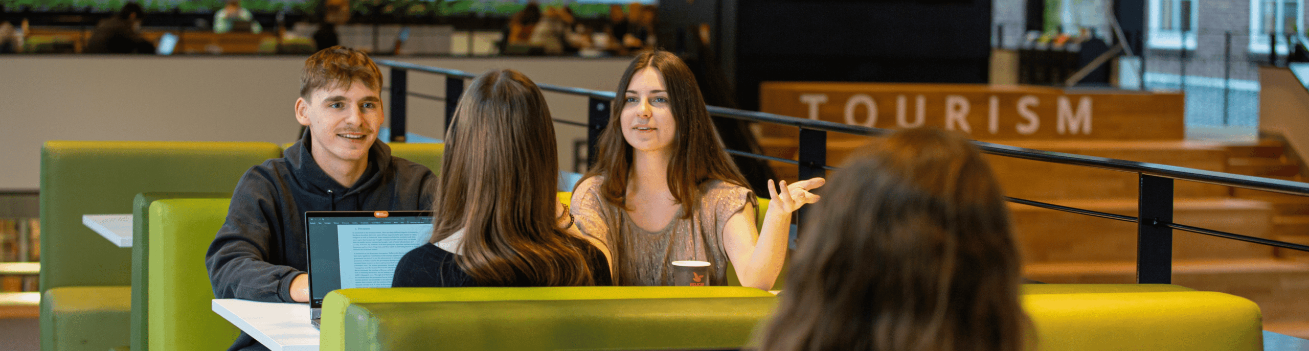 Drie studenten werken samen op een laptop