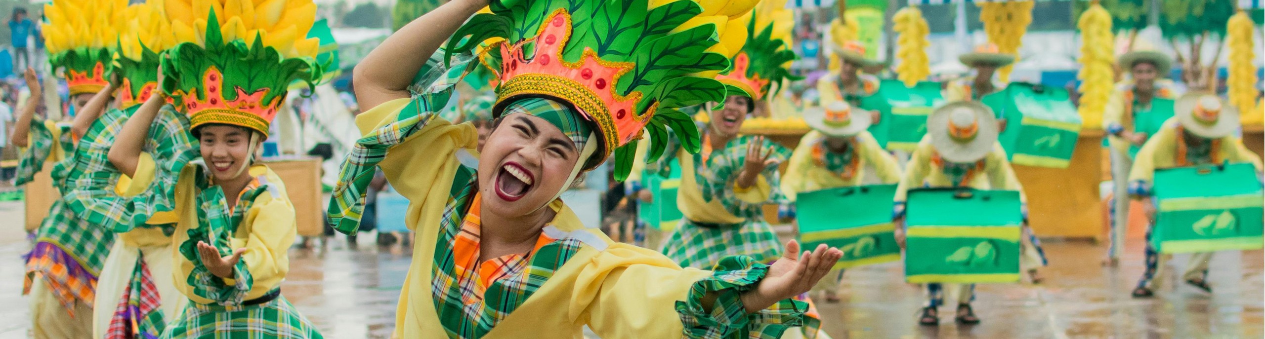 Inheemse vrouwen dansen in traditionele kleding