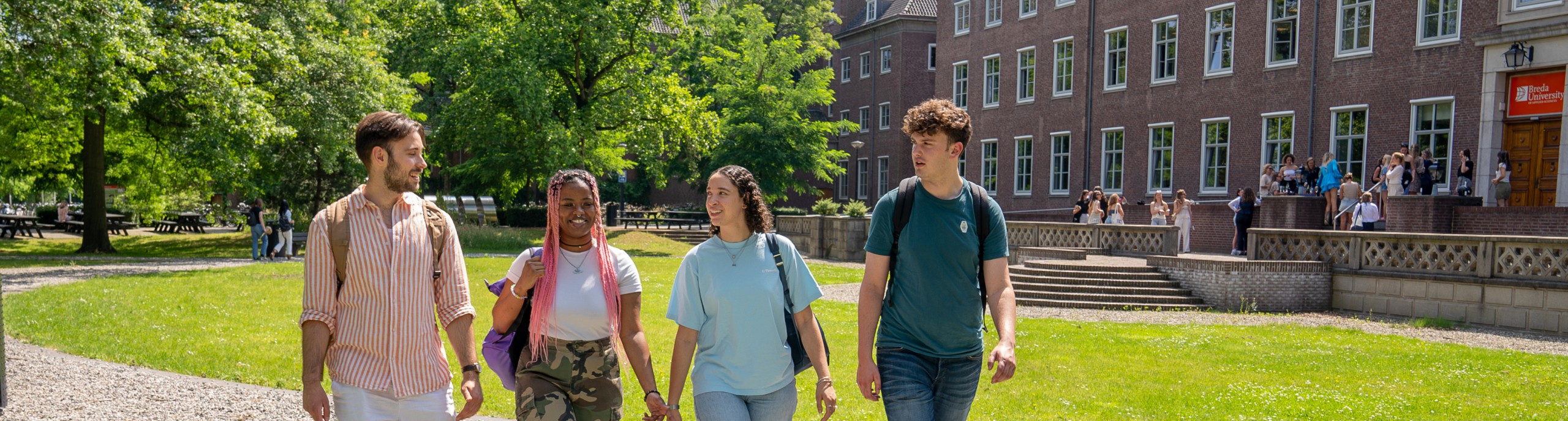 Vier studenten lopen over de BUas campus