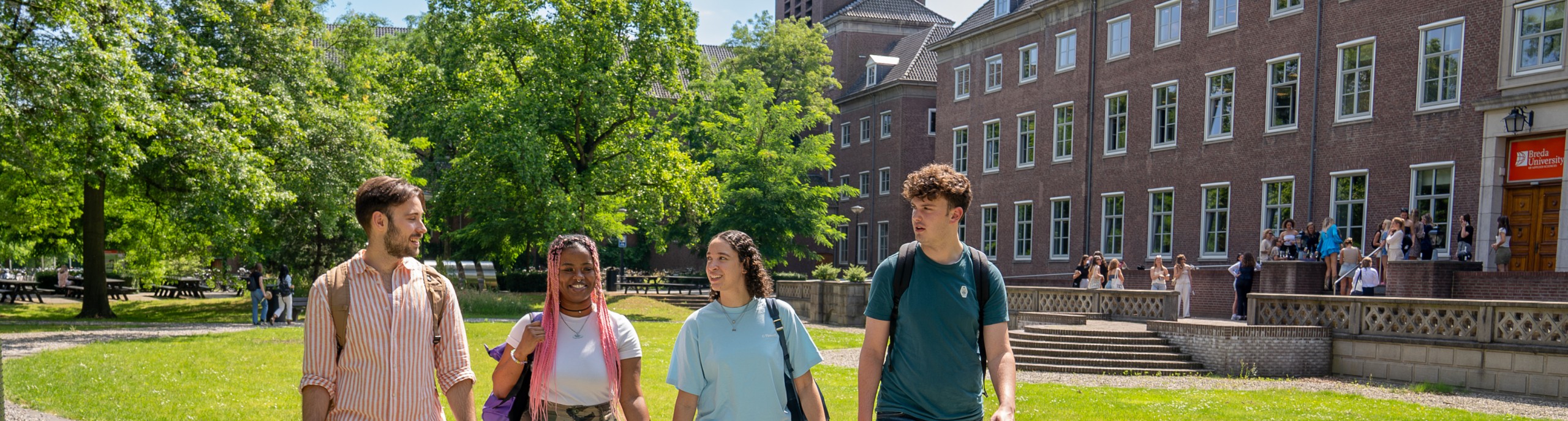 Vier studenten lopen over de BUas campus