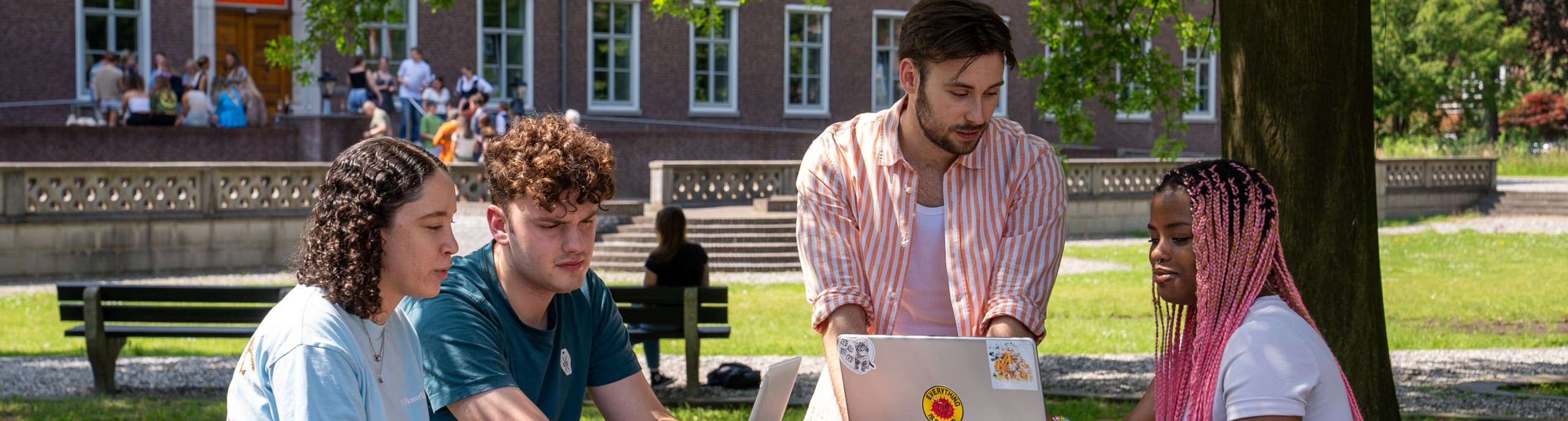 Vier studenten zitten aan een tafel op de BUas campus