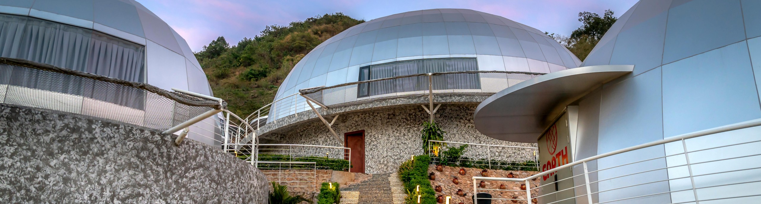 Een trap leidt naar drie vakantiewoningen van Moc Chau Island