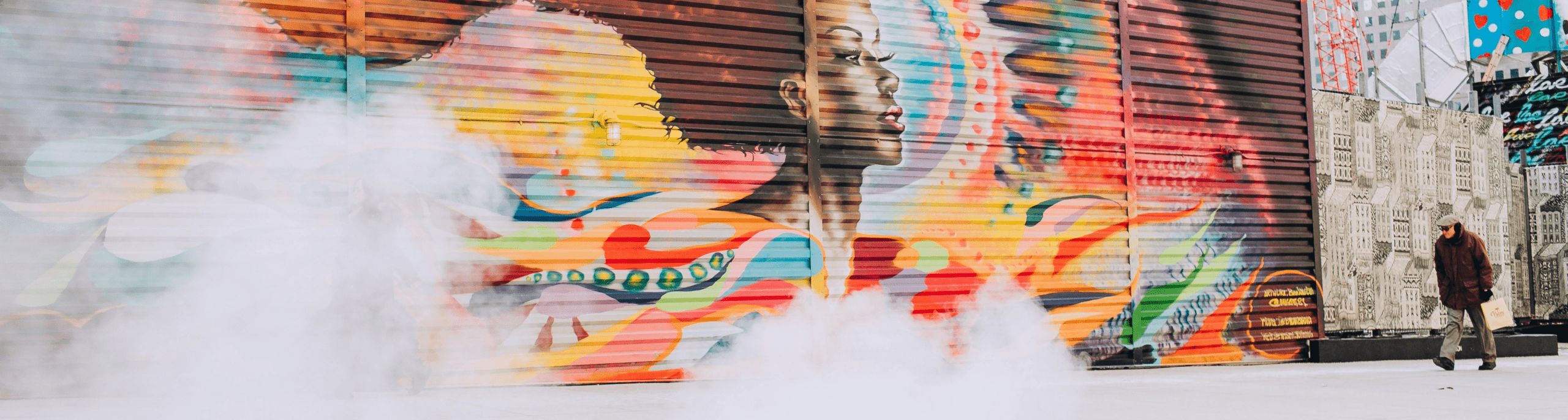 Een groot graffiti-kunstwerk op een metalen muur