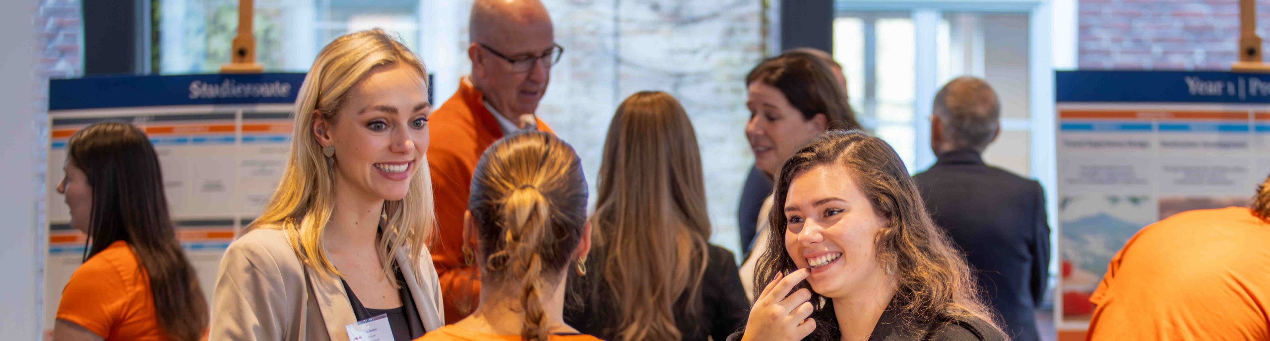 Bezoekers open dag in gesprek met studenten