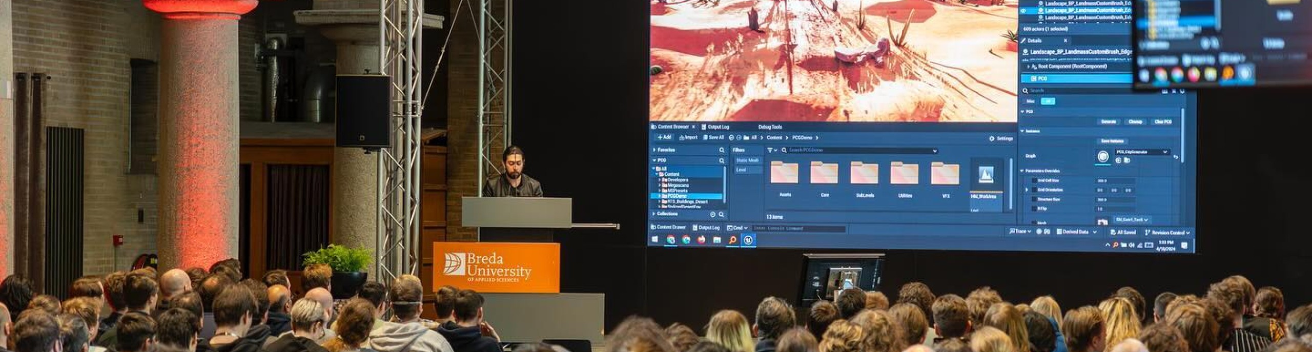 Een man geeft een presentatie voor een groot scherm