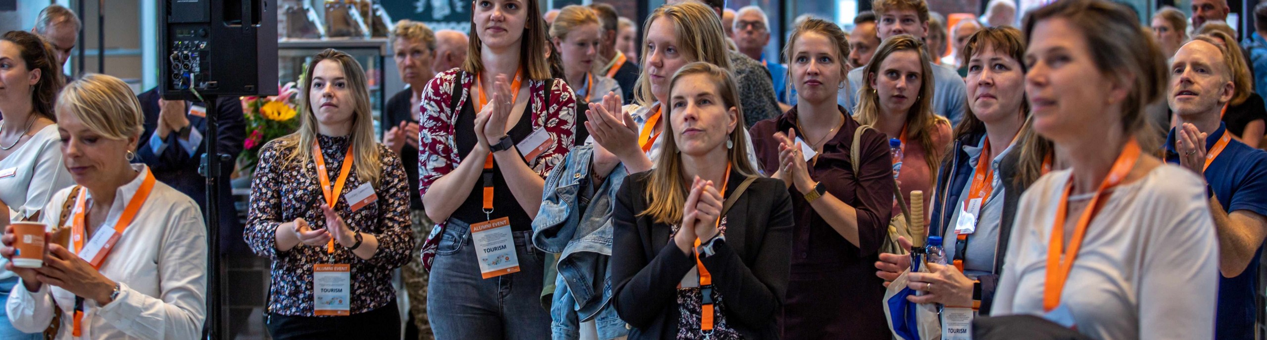 Alumni klappen hun handen