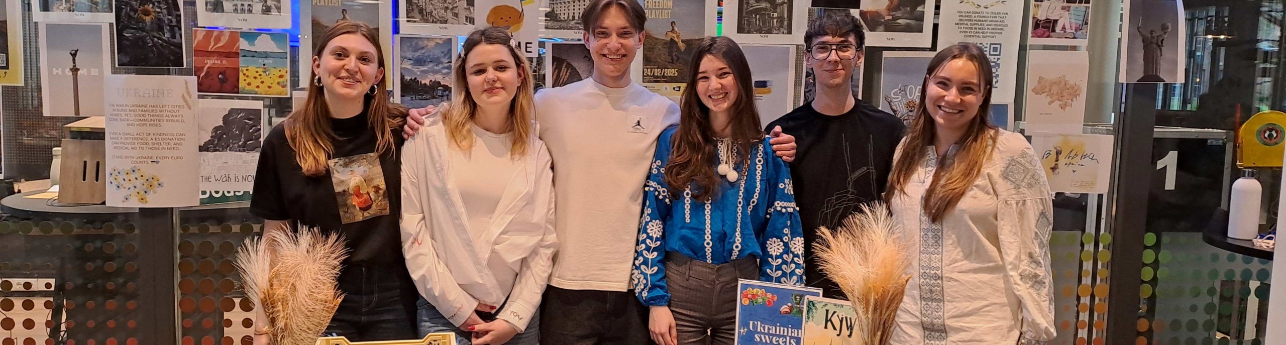 Studenten staan achter een tafel met de Oekraïnsche vlag