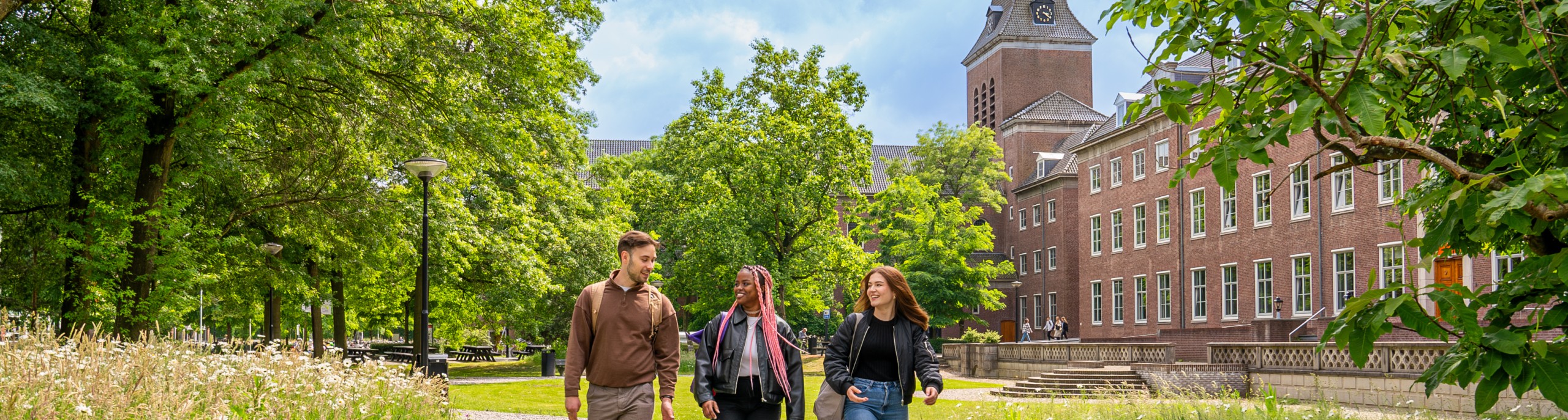 Studenten lopen over de groene BUas campus
