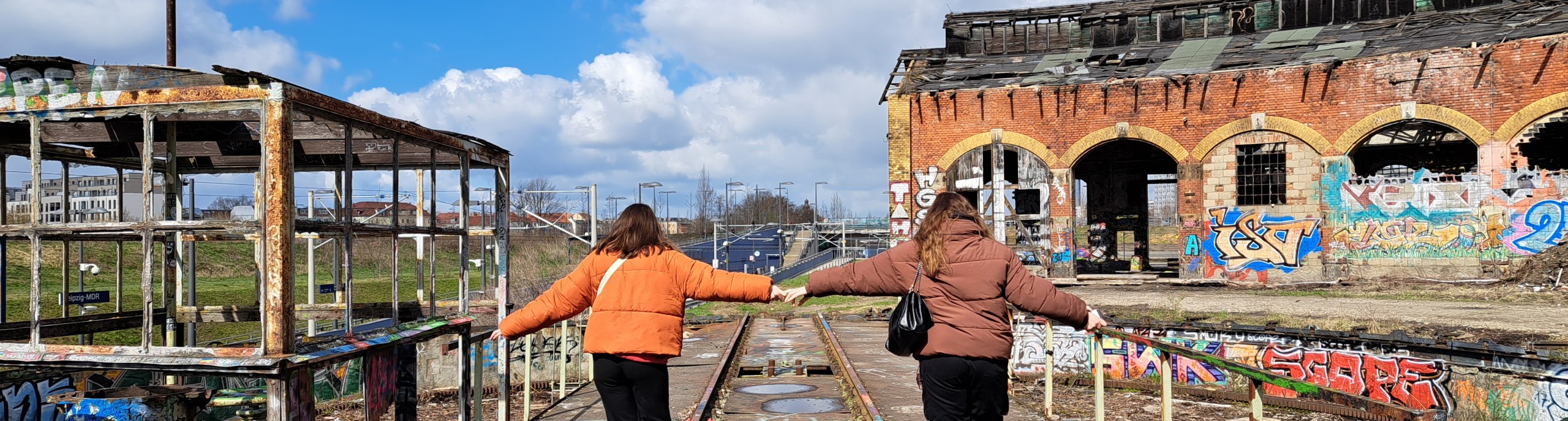 Meisjes lopen over vervallen industrieel terrein